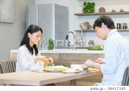 食事をする夫婦 カップル 夫婦 料理 生活感 食事をする夫婦 カップル 夫婦 料理 生活感 36417183