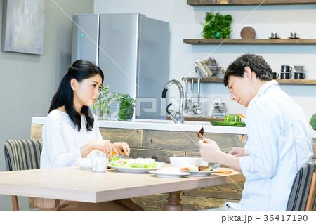 食事をする夫婦 カップル 夫婦 料理 生活感 食事をする夫婦 カップル 夫婦 料理 生活感 36417190