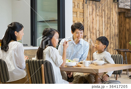 食事をする家族　父親　お父さん　お母さん　母親　姉弟　生活感 36417205