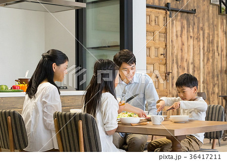 食事をする家族　父親　お父さん　お母さん　母親　姉弟　生活感 36417211