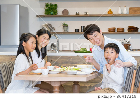 食事をする家族　父親　お父さん　お母さん　母親　姉弟　生活感 36417219