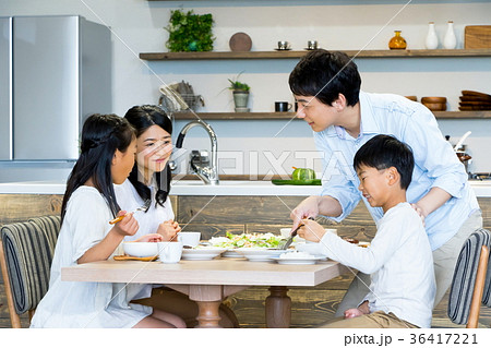 食事をする家族　父親　お父さん　お母さん　母親　姉弟　生活感 36417221