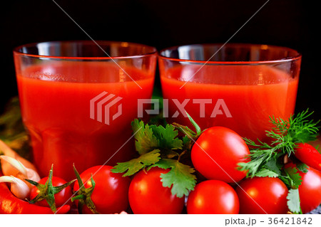 Glass of tomato juice with fresh tomatoes 36421842