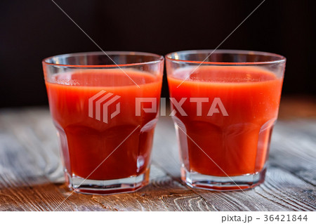 Glass of tomato juice with fresh tomatoes 36421844