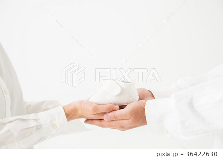 ベビーシューズを持つ男女 36422630