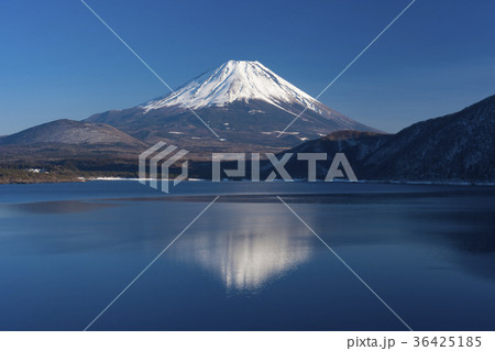 本栖湖の逆さ富士 36425185