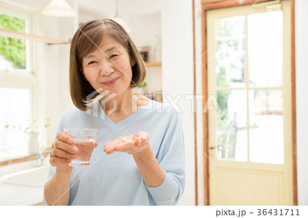 シニア 薬 健康 医療 イメージ 36431711