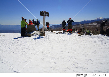 冬の入笠山山頂と登山者 冬の入笠山山頂と登山者 36437061