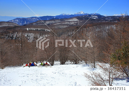 冬の入笠山の山頂から見た南東側の富士山と南アルプス(甲斐駒ヶ岳など)を見る 冬の入笠山の山頂から見た南東側の富士山と南アルプス(甲斐駒ヶ岳など)を見る 36437351