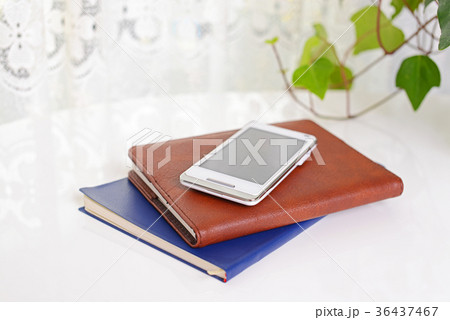 スマートフォンとノート 36437467