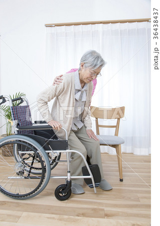 高齢者介護 介助シーン 移乗 トランスファー 高齢者介護 介助シーン 移乗 トランスファー 36438437