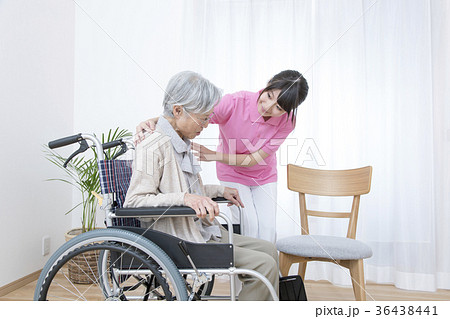 高齢者介護　介助シーン　移乗　トランスファー 36438441