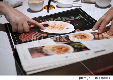 Motion of people looking at menu Motion of people looking at menu 36440663
