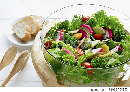 カラフルな野菜サラダの写真素材