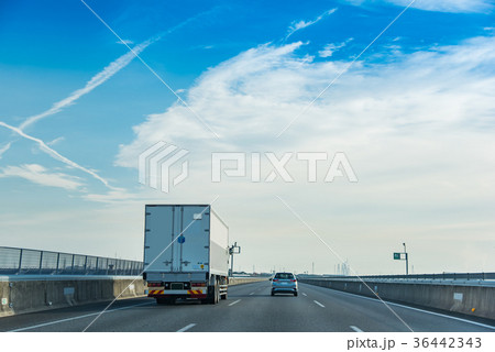 伊勢湾岸道を走行中のトラック 伊勢湾岸道を走行中のトラック 36442343