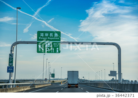 伊勢湾岸道を走行中　もうすぐ湾岸長島のサービスエリア 36442371