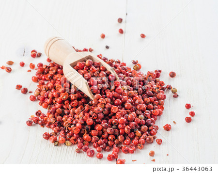 dried pink peppercorn dried pink peppercorn 36443063