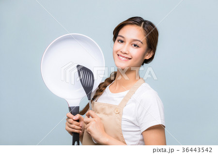 フライパンを持つ女性 36443542