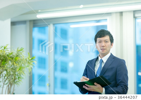 手帳を持つビジネスマン　中堅社員　ビジネスイメージ 36444207