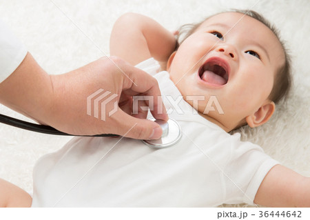赤ちゃんと医者(笑顔) 赤ちゃんと医者(笑顔) 36444642
