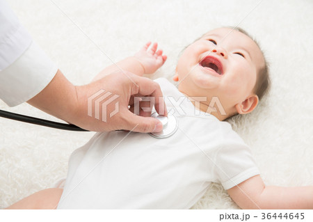 赤ちゃんと医者(笑顔) 赤ちゃんと医者(笑顔) 36444645