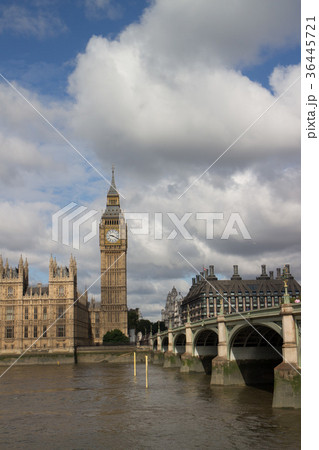 ロンドン：ビッグベンとテムズ川 36445721