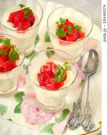 紅玉りんごのパンナコッタ　ショットグラスバージョン（縦位置ハイアングル） 36446074