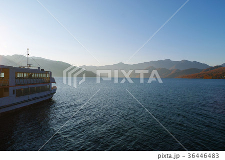 【紅葉最盛期】中禅寺湖の紅葉と遊覧船 36446483