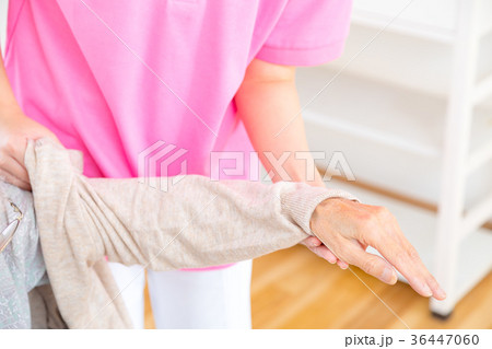 介護イメージ 移乗 介助シーン お話を聞く 老人 風邪 病気 介護イメージ 移乗 介助シーン お話を聞く 老人 風邪 病気 36447060