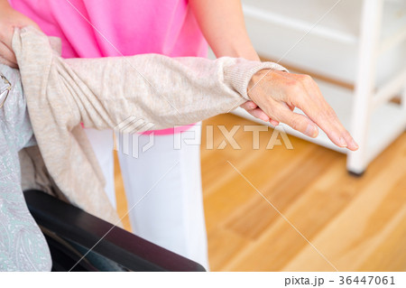 介護イメージ 移乗 介助シーン お話を聞く 老人 風邪 病気 介護イメージ 移乗 介助シーン お話を聞く 老人 風邪 病気 36447061