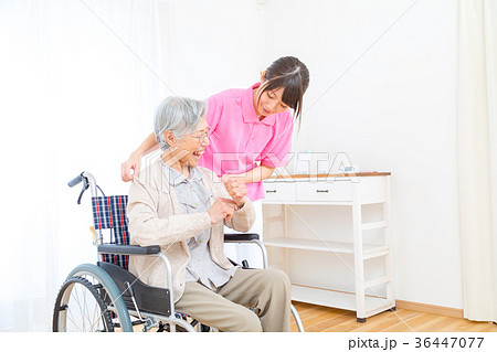 介護イメージ　移乗　介助シーン　お話を聞く　老人　風邪　病気 36447077