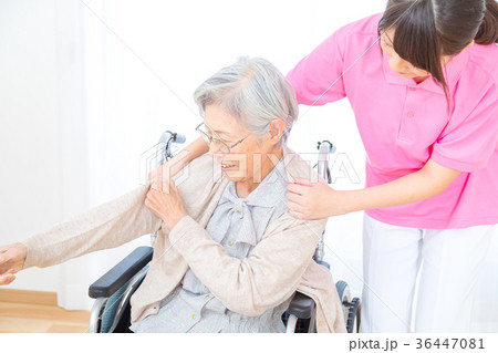 介護イメージ 移乗 介助シーン お話を聞く 老人 風邪 病気 介護イメージ 移乗 介助シーン お話を聞く 老人 風邪 病気 36447081