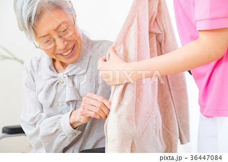 介護イメージ　移乗　介助シーン　お話を聞く　老人　風邪　病気 36447084
