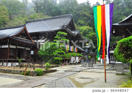 奈良県岡寺山内の本堂と開山堂 36448047