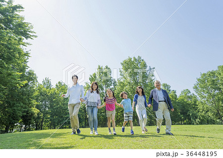 新緑の公園で遊ぶ3世代家族 36448195