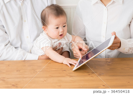 タブレットpcで遊ぶ赤ちゃんの写真素材
