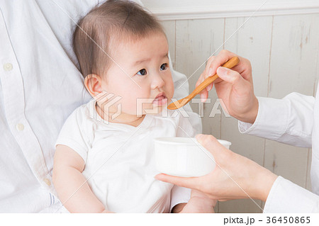 離乳食と赤ちゃん 36450865
