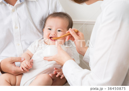 離乳食を食べる赤ちゃん（笑顔） 36450875