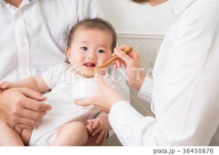 離乳食を食べる赤ちゃん(笑顔) 離乳食を食べる赤ちゃん(笑顔) 36450876