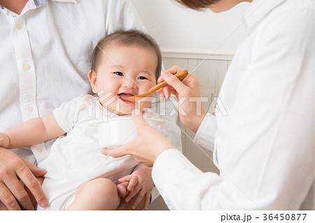 離乳食を食べる赤ちゃん(笑顔) 離乳食を食べる赤ちゃん(笑顔) 36450877