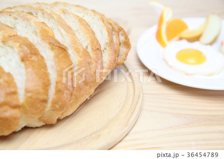 スライスしたフランスパン スライスしたフランスパン 36454789