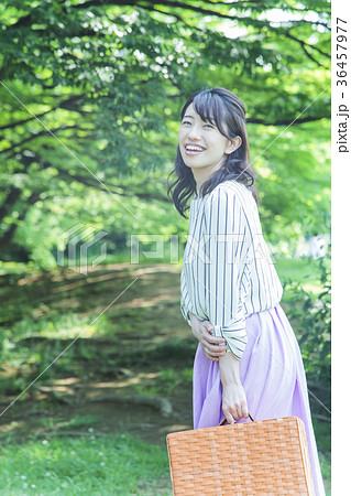 ピクニック 女性 レジャー 公園 ピクニック 女性 レジャー 公園 36457977