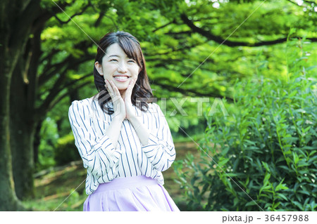 女性　旅行　観光　散策　散歩　女子旅 36457988