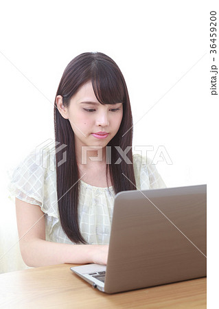 在宅ワーク　若い女性 36459200