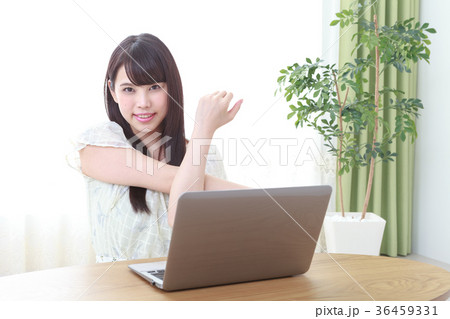 パソコンの前でストレッチをする若い女性 36459331