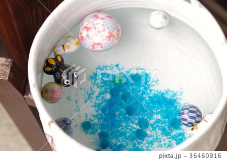 馬籠宿:商店前の水かめ 馬籠宿:商店前の水かめ 36460916