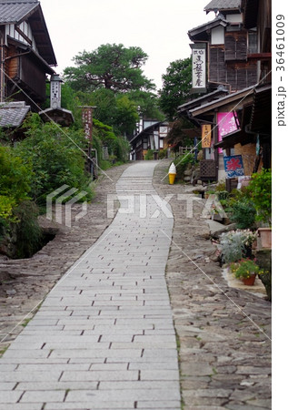 馬籠宿の坂道：縦位置 36461009