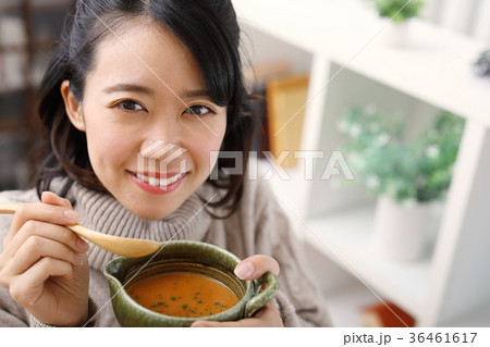 スープを飲む