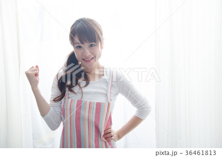 エプロン姿の女性 エプロン姿の女性 36461813