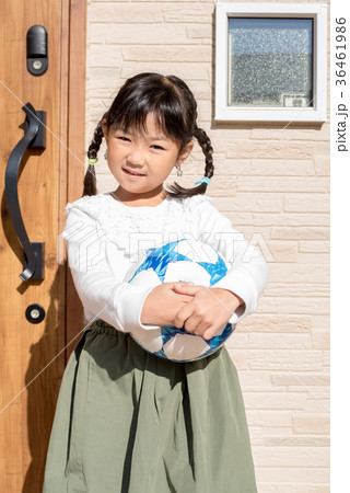 サッカーボールを持つ女の子 サッカーボールを持つ女の子 36461986